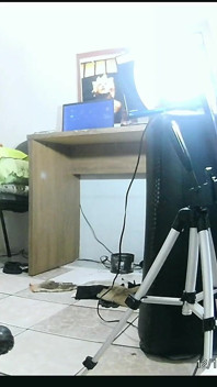 Bốt, và đồ lót màu đỏ
