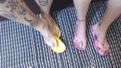 Abby Anna: Dvojitá flip flop foot fetiš hra