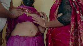 बहनें पड़ोसी बैचलर पुरुषों के साथ बिस्तर में तीन लोगों की चुदाई रोमांस का आनंद ले रही हैं