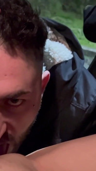 Voyeur Mě Přistihne Při Masturbaci a Šuká Mě V Autě Poté, Co Se Mi Udělal Do Pusy