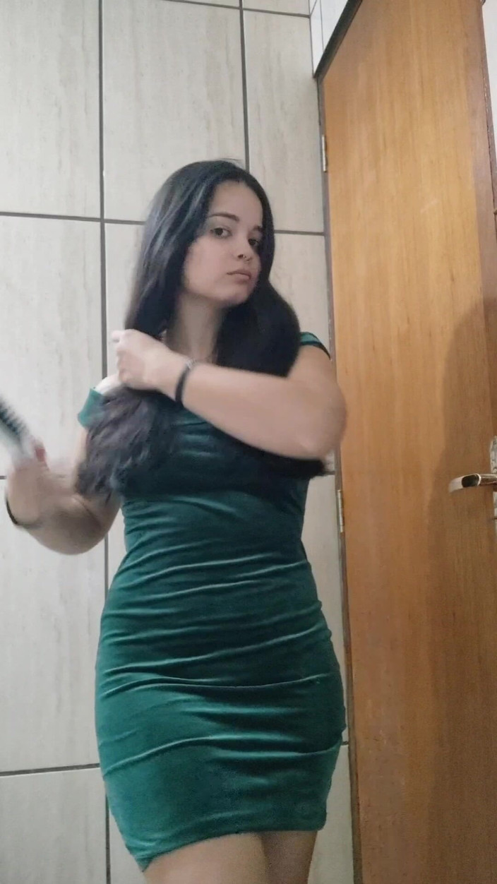 Debora Mendes: Zieh dich an mit mir - grünes kleid und provokativer Look