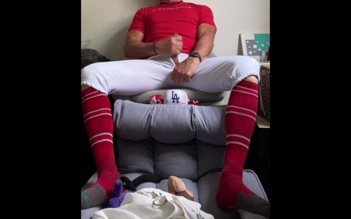 JockDad87: Бейсболист Jockdad87 выстреливает порцию спермы в красном одеянии