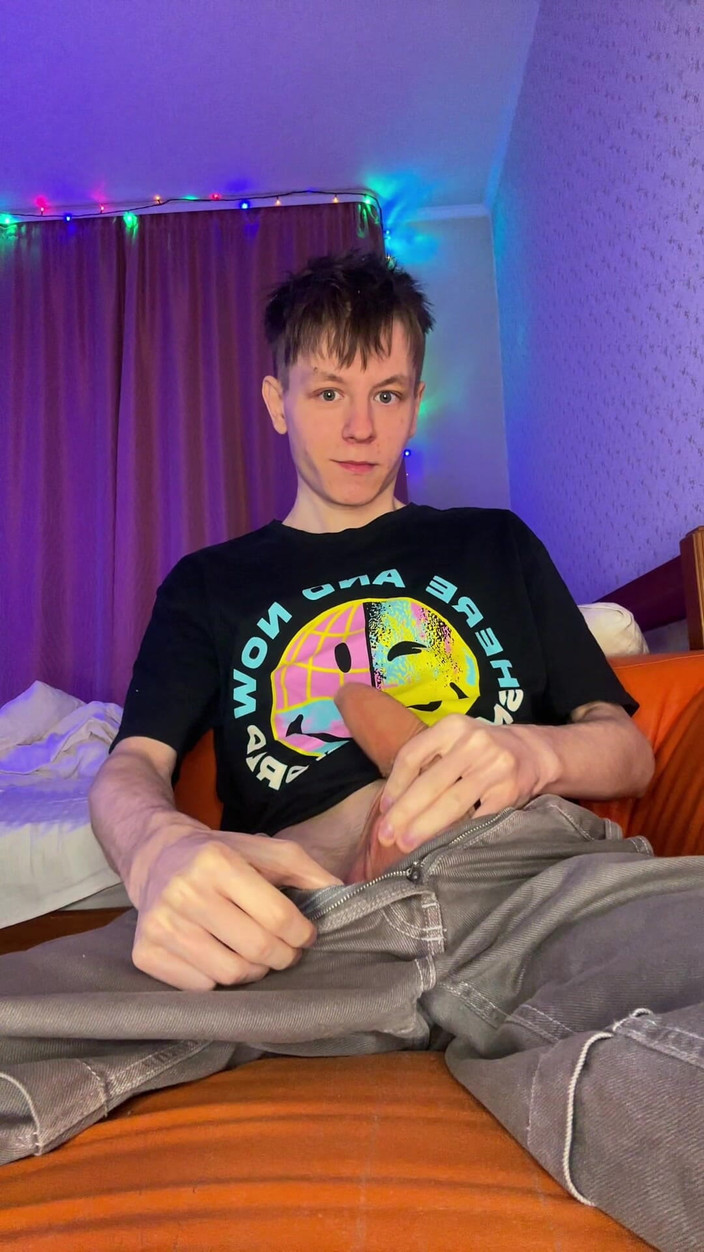 Morflot24: Solo un ragazzo arrapato che ama mostrare il suo grosso...