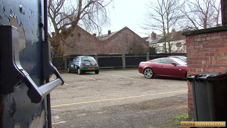 Older Lady Fun: 幸运的家伙与丰满的英国熟女霍莉亲吻约会