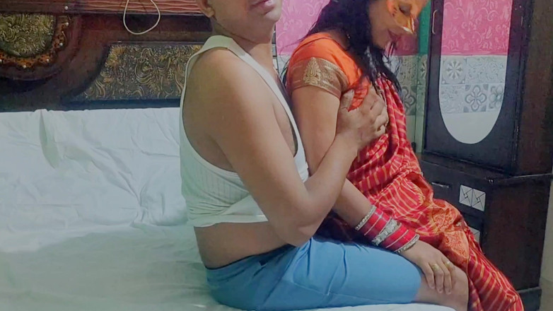 piryaprajapati: नवविवाहित भाभी साड़ी में चुदाई का पूरा मजा लेती है