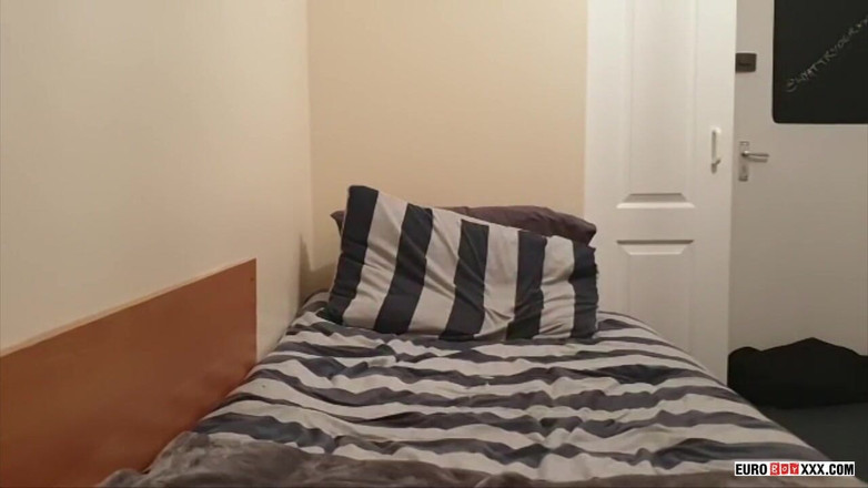 Euro boy xxx: Bi boy głaska przed kamerą!