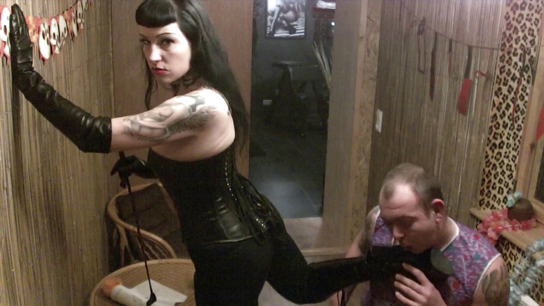 Domina Lady Vampira - SM Studio Femdom Empire: चमड़े के प्यार के साथ मालकिन द्वारा मनाया और दंडित किया गया