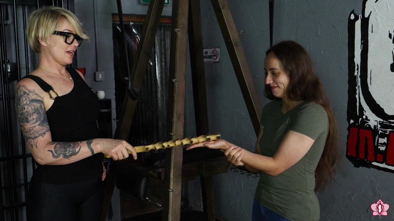Good Giirl Mila Maeve: Nohy otrokyně Mily Dangle a Quiver, když paní Baton praskne...