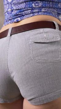 アマチュア熟女にタイトなショートパンツとフルバックパンティーいじめ目に見えるパンティーライン