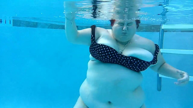 BBW nurse Vicki adventures with friends: Kijk Naar BBW-verpleegster Vicki Oefening in Het Zwembad Met Onderwatercamera,...
