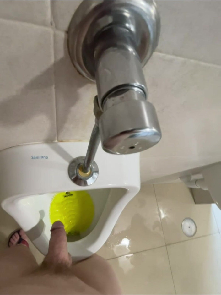 AmateurBoysPissing: Gewagt, in Der Öffentlichkeit Voll Nackt Zu Pissen, Urinal