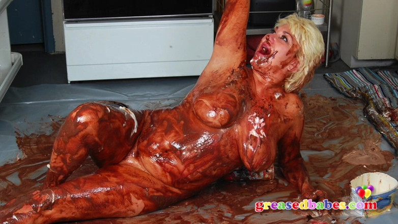 Greased Babes XXX - Greasy Tits and Oiled Asses: Зріла блондинка з великими цицьками і великою дупою Дана Хейс позує для мокрої і брудної фотосесії