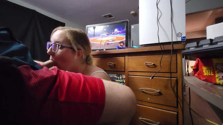 Mama_Foxx94: Kouření Mama_foxx94 na počítačovém stole