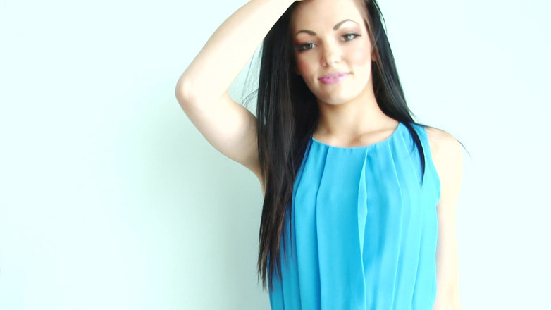 Solo Sensations: 青いドレスのセクシーな美女が体中に触れる