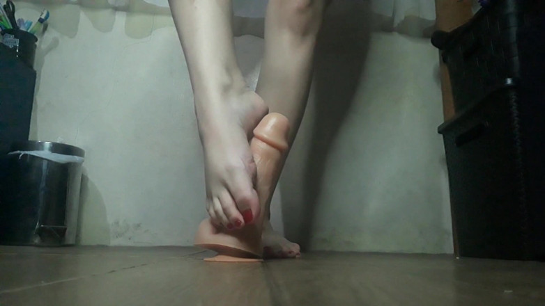 Little Ant2: Love Her Feet Let Me Masturbate Your Dick with My...