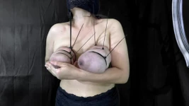 Puta con velo con cremallera ata sus tetas vista frontal 4k