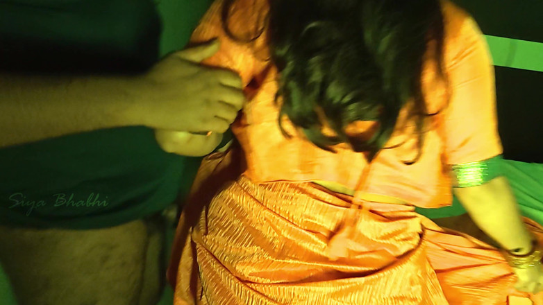 Vicky Siya: インドのバービーが夫の前で泥棒にセックスされるヒンディー語