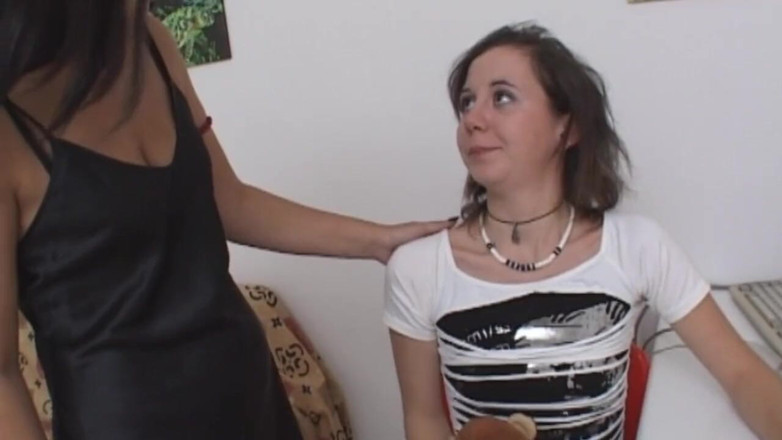 My porn family: Dos amigas se lamen el coño