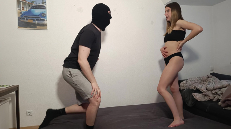 GermanBallsBusted: Dominuje bikini ballbusting