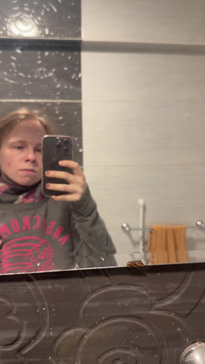 SweetLucy96: Razor Slides Into My Pussy
