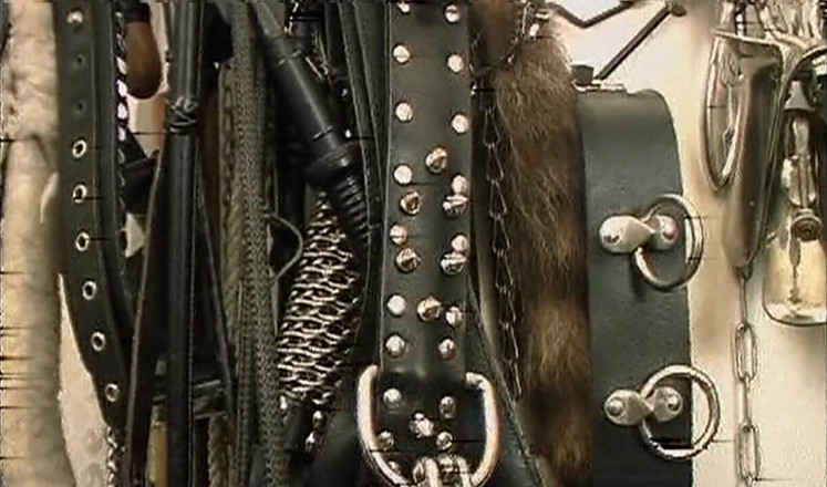 THAGSON MILFS: Geile MILF in rotem Latex von massivem bbc-dildo gedehnt
