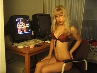 After college teen: Ugne&#039;un ilk porno performansı senin zevkin için kendine dokunan sarışın...