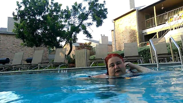 BBW nurse Vicki adventures with friends: Sledujte, jak bbw sestřička Vicki cvičí v bazénu s podvodní...