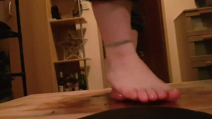 ironball1983: 第一人称视角 - 赤脚踩踏 - 在被粗暴高跟鞋对待后，现在亲切地赤脚 - 全体重，毫不留情