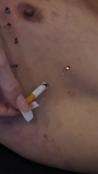 Miss Alessa Milano no tiene piedad contigo .. Estante de descanso de cigarrillos