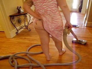 Sexy Amateurz: Vacuuming In a dress