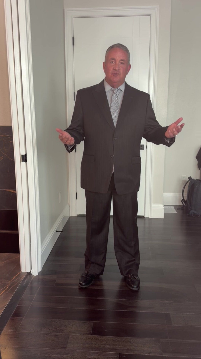 GottaLuvBB: सौतेला पिता सूट में घर आता है