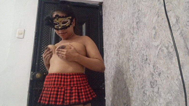 PATY PATY: Une danseuse exotique s’échauffe la chatte ouverte