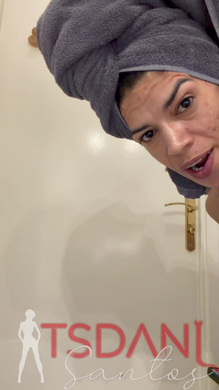 Tsdanisantos1: Půda doma před sprchováním