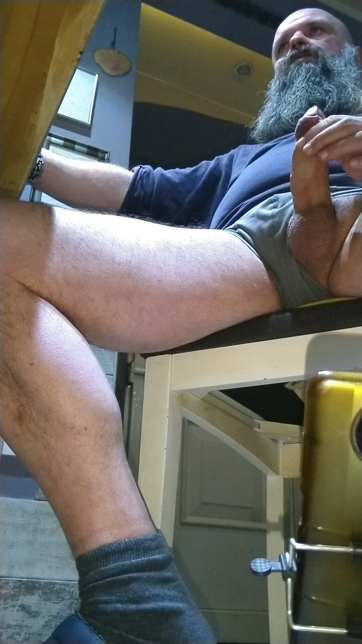 Wanker: Jovem cara masturbando seu pau grande