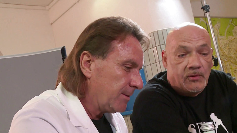 Italian Vintage Porn: Un gang de brunes chanceuses se fait baiser par ses...