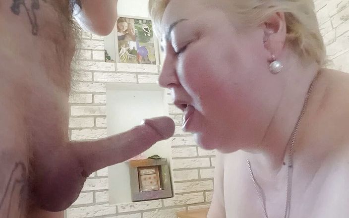 Sweet July: BBW熟女は私のコックを吸い、彼女の舌に精液を取得します