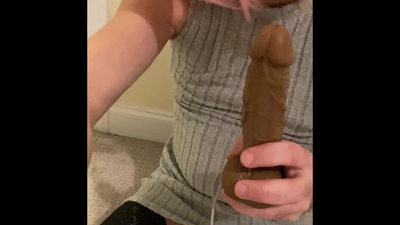 MadisonCD2025: 타이트한 드레스와 허벅지 하이 스타킹을 입은 Sissy Crossdresser