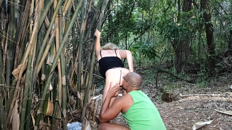 Redqueen films: Трахаю за деревьями в парке с большим черным членом