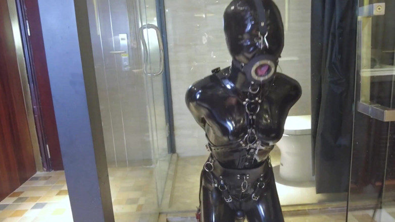 Aisan girl bondage: Mz20 - Fata în latex îmbrăcăminte blocată într-o cameră de sticlă