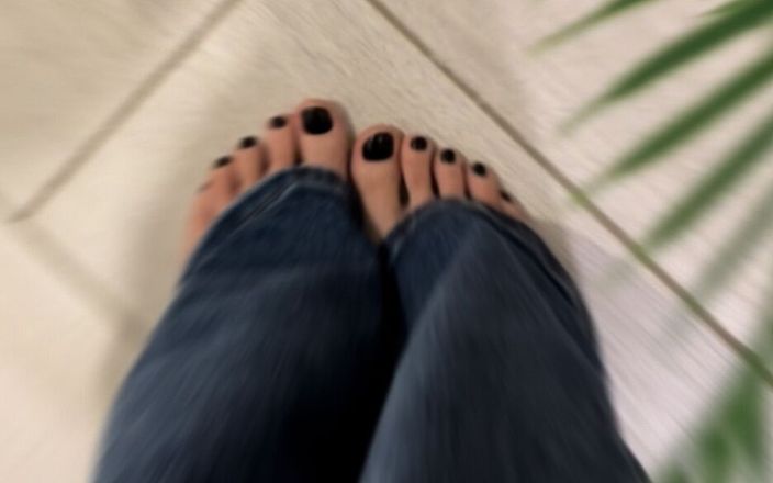 Feet lady: Schwarze Pediküre