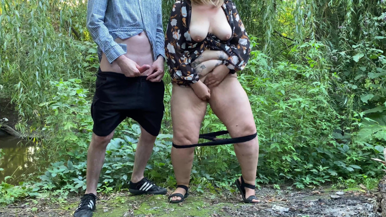 OurFetishLife: Elle s'enfile un gode en se masturbant dehors