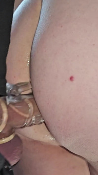 Bite énorme et grosse de 30 cm Il remplit sa chatte entière et bouge ses organes. Sa bouche est attachée et elle ne peut pas crier