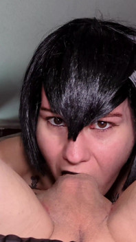 Goth mavis cosplayerin gibt harten balldeep halsfick und bekommt eine riesige ladung in ihren mund
