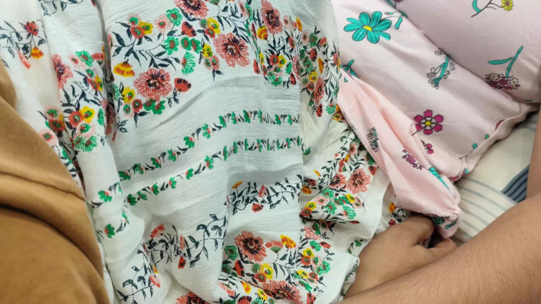 Vaigavarun45: Akhbar tetek dengan percintaan jilat pepek dalam skirt