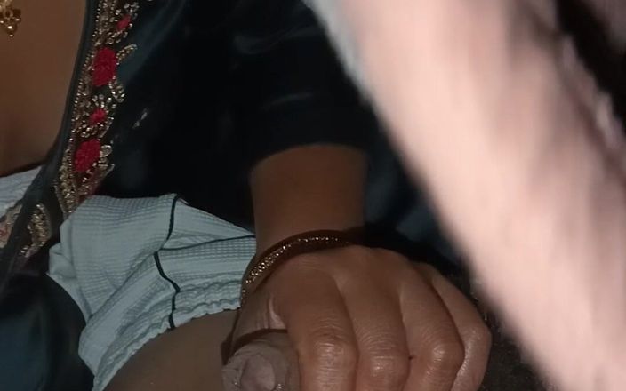 Real desi indian sex: La casalinga indiana tradisce dando un servizitto salivoso al suo...