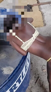 Hanya di pantat wanita kulit hitam