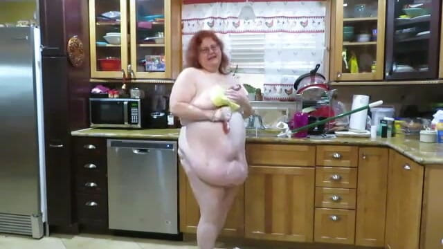 BBW nurse Vicki adventures with friends: Velká krásná sestřička vicki utírá mokrou mýdlovou podlahu a pak...
