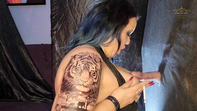 Lilli Cukierek Cox: Fumând din nou la gaura din zid - glory hole