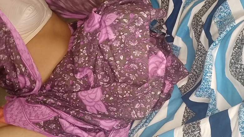 Neelima69: 배다른 아들을 떠나 자지를 빠는 꿈을 꾸다