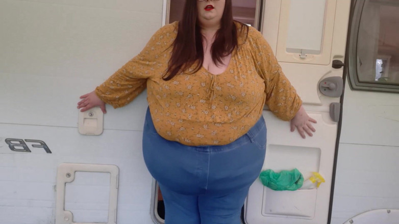 SSBBWLadyBrads: Товстушка проти крихітних дверей